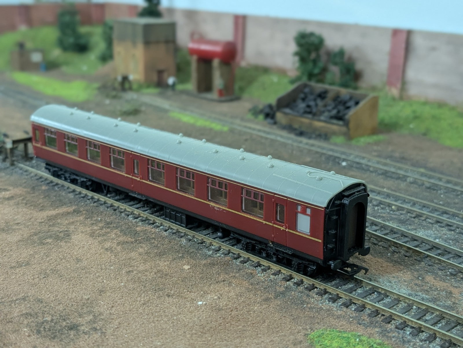 Hachette Model Railway OO Gauge BR Mk1 Coach BR Maroon