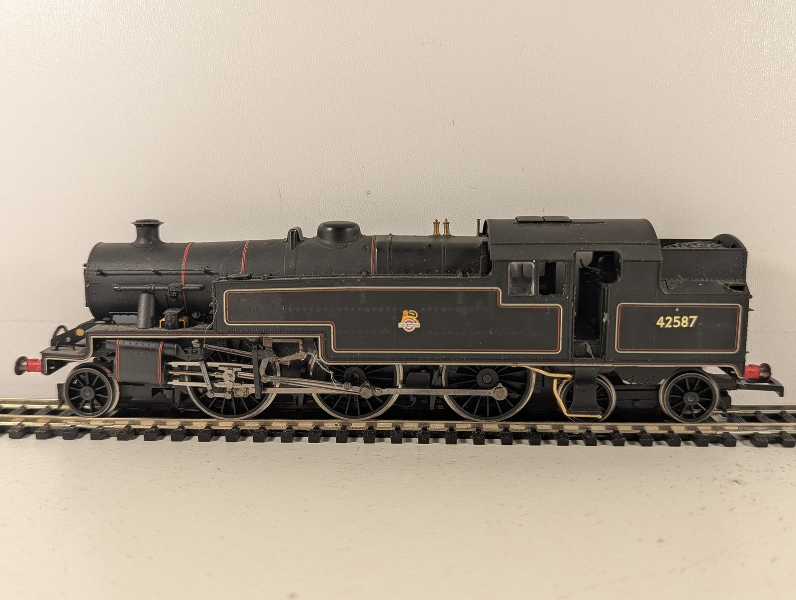 Hornby OO Gauge BR 2-6-4 Stanier Class 4P Locomotive 42587