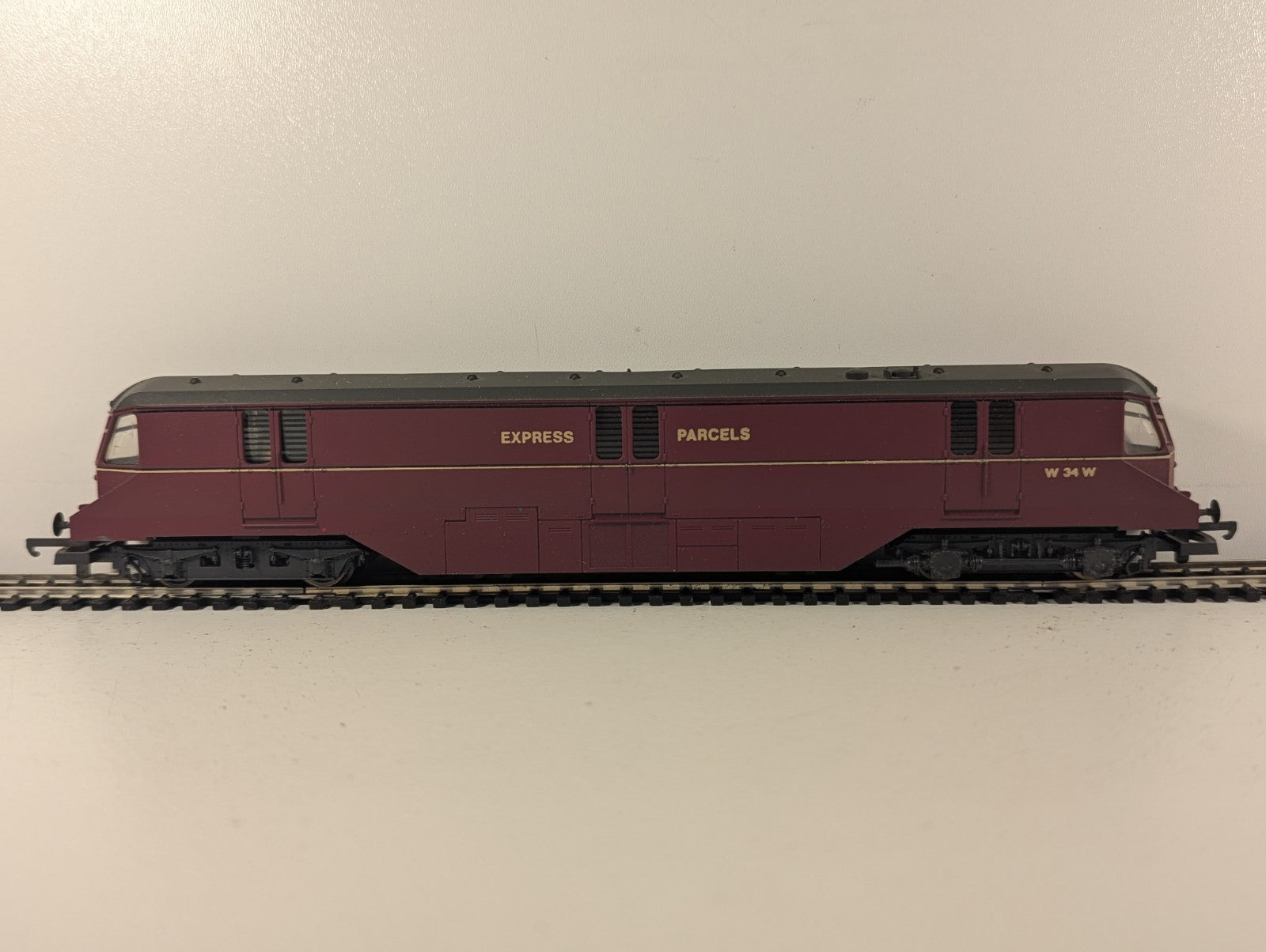Lima OO Gauge GWR Diesel Railcar No. 34 Express Parcels W 34 W BR Maroon