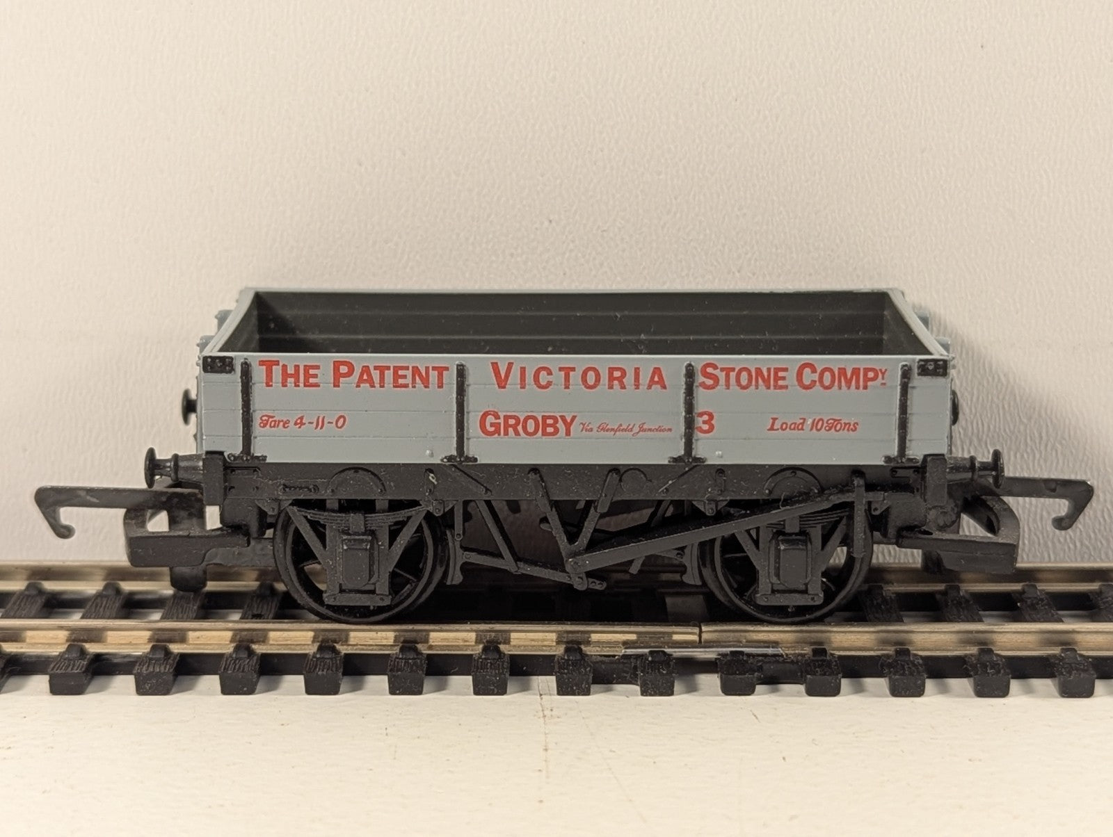 Hornby R151 OO Gauge The Patent Victoria Stone Company 3 Plank Wagon Boxed