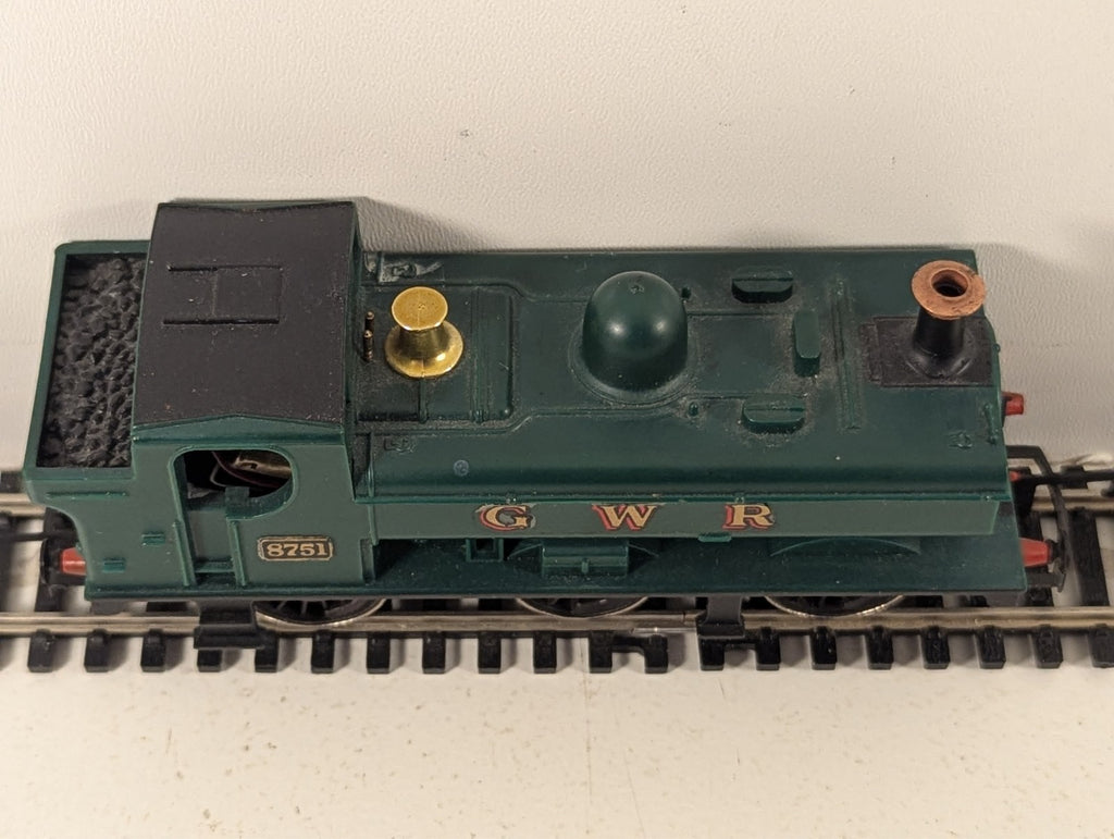 Hornby GWR Pannier Tank No. 8751 Steam Locomotive - Missing One Buffer head