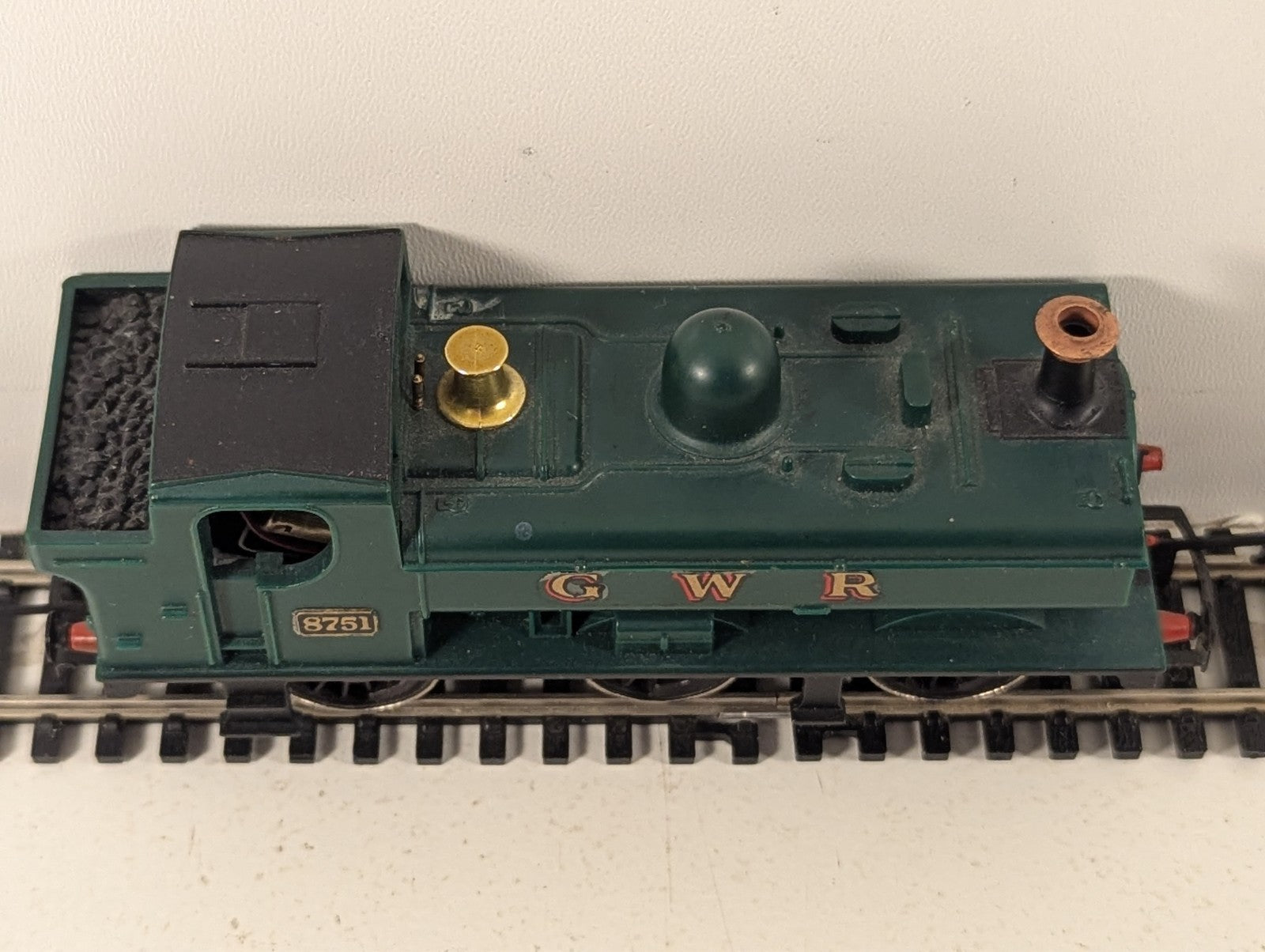 Hornby GWR Pannier Tank No. 8751 Steam Locomotive - Missing One Buffer head
