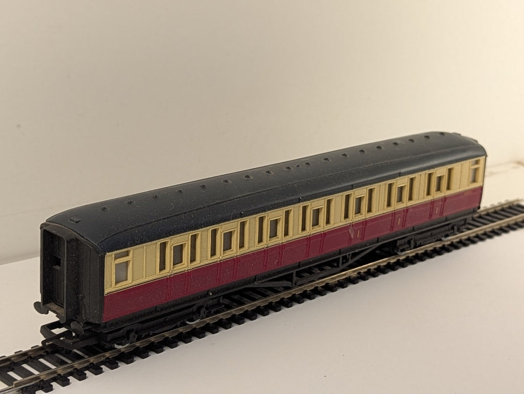 Hornby OO Gauge R937 BR Gresley Composite Coach Crimson and Cream E18276