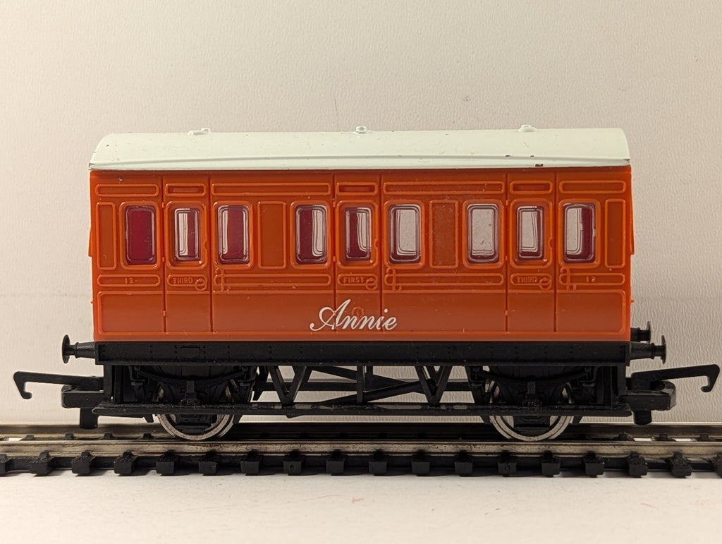 Hornby OO Gauge Annie Passenger Coach 12 Orange