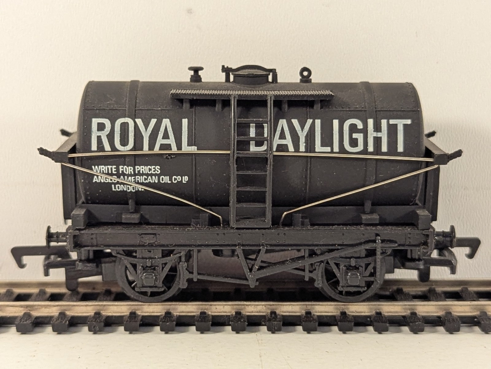 Mainline 37-134 Royal Daylight 12 Ton Petrol Tank Wagon OO Gauge