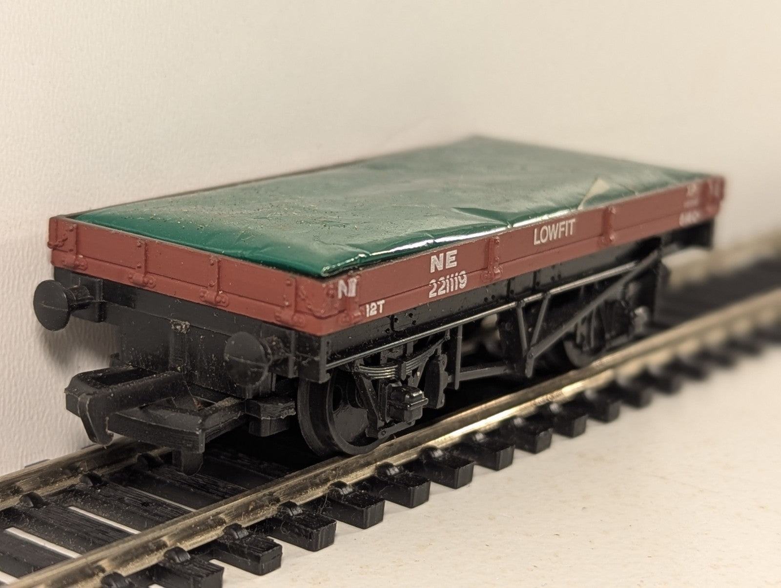 Mainline OO Gauge 12 Ton Lowfit Wagon with Tarpaulin Load Goods Wagon