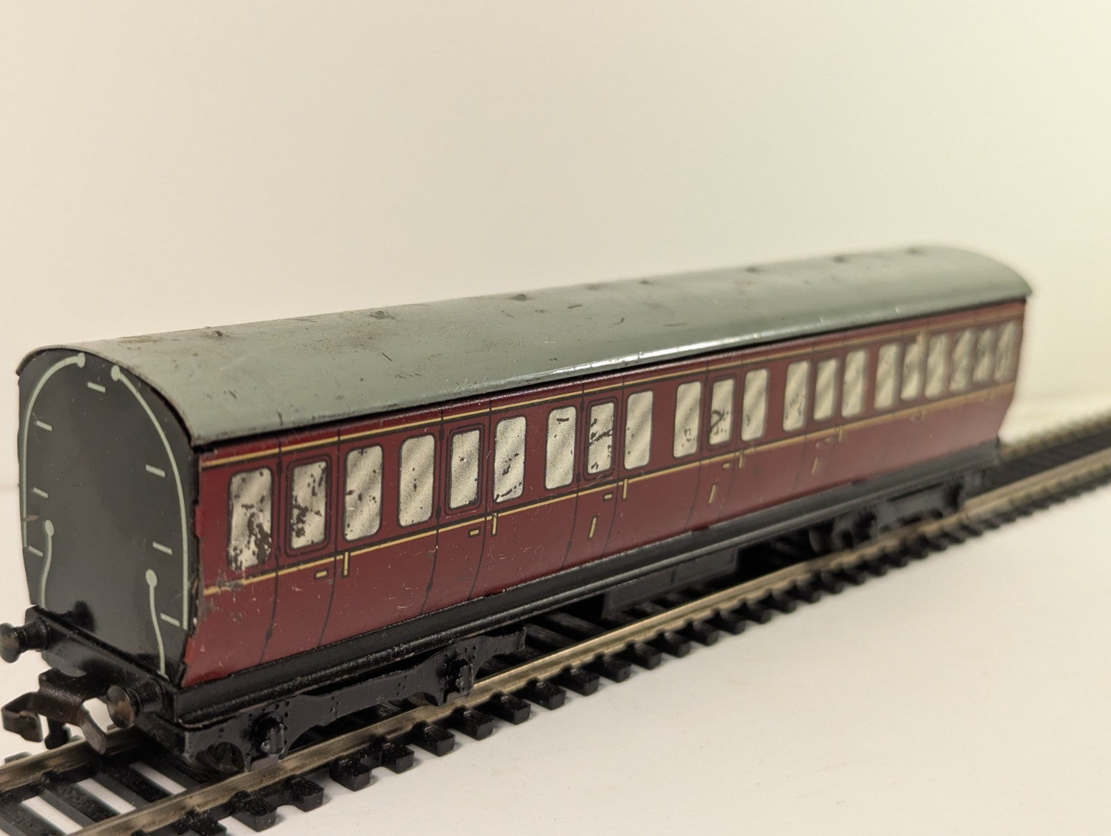 Hornby Dublo OO Gauge Tinplate BR Mk1 1st Class Suburban Coach Maroon