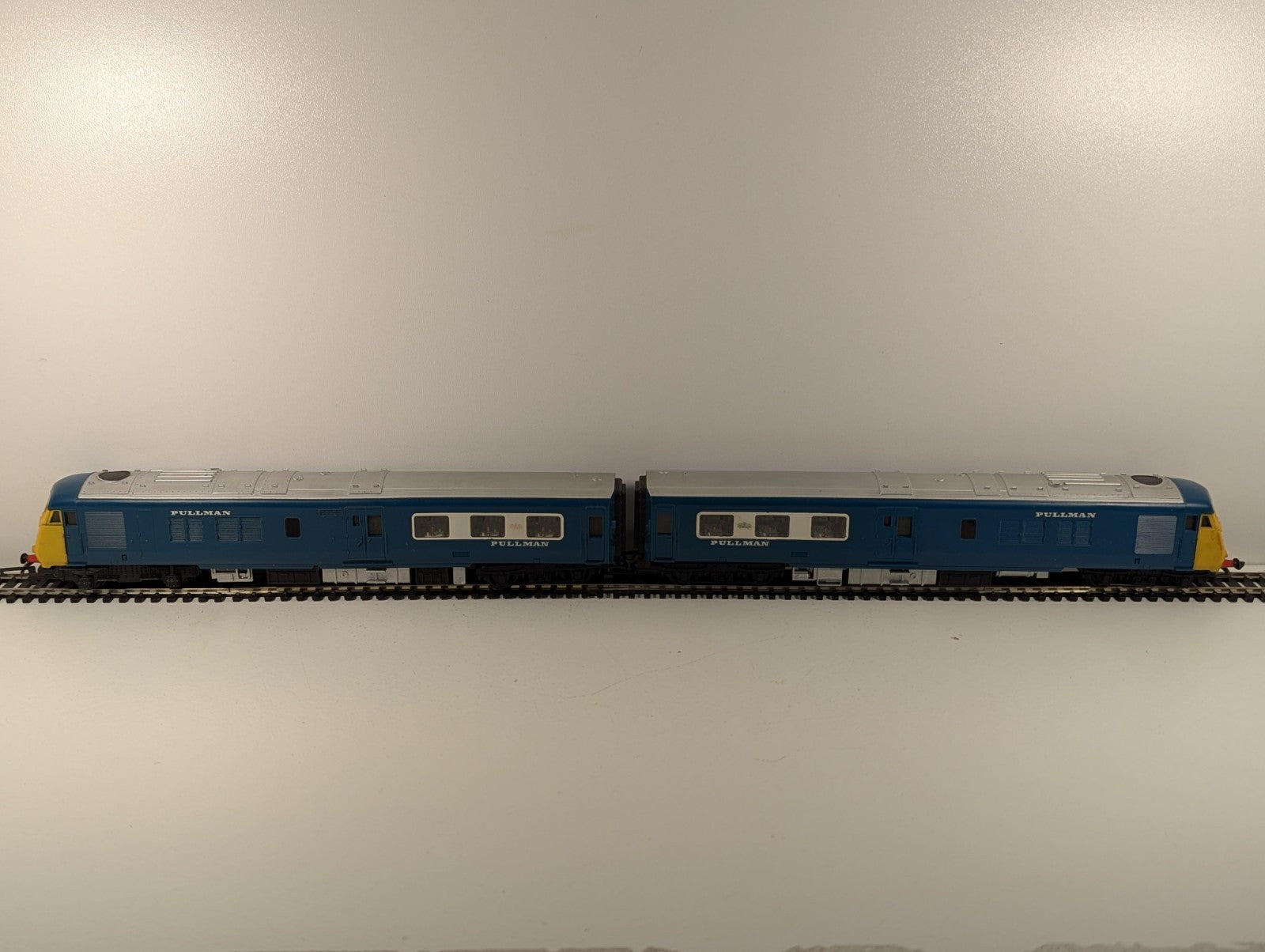 Tri-ang Hornby R555 OO Gauge BR Blue Pullman DMU Diesel Set