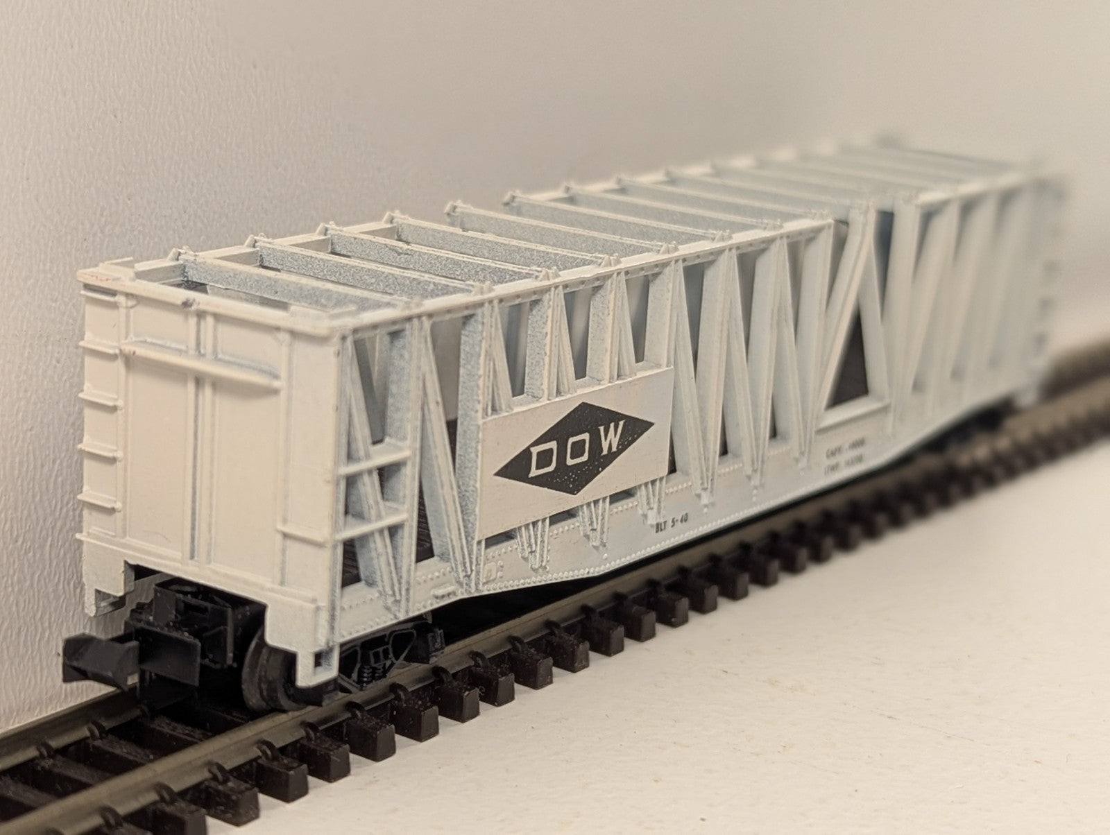 Trix N Gauge 70-Ton DOW Chemical Company Flat Beam Container Car