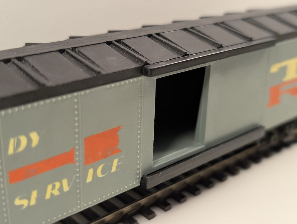 Tri-ang R136 OO Gauge “Speedy Service” Boxcar – Missing Door
