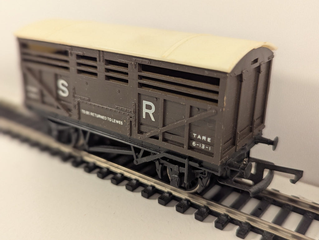 Hornby R106 SR Sheep / Cattle Wagon – OO Gauge
