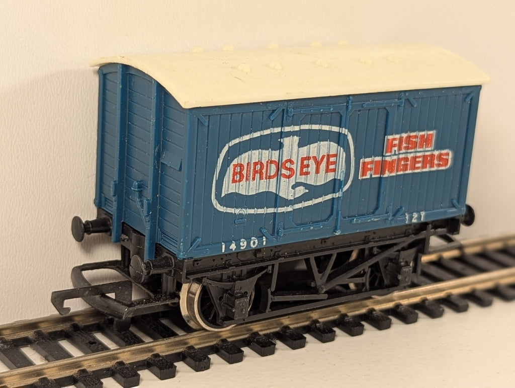 Hornby R105 OO Gauge Birds Eye Fish Fingers Van