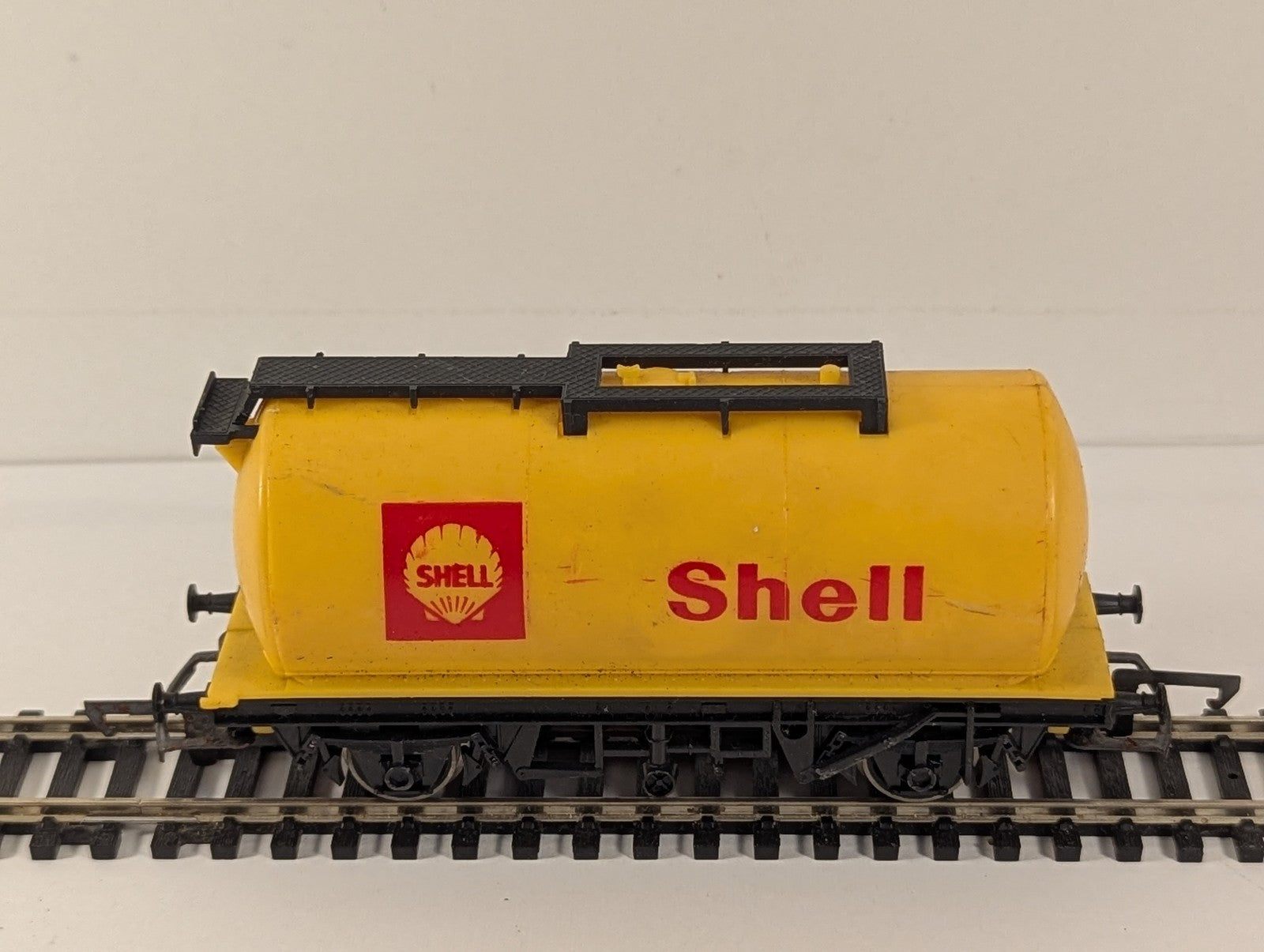Hornby OO Gauge Shell Tank Wagon Shell Yellow
