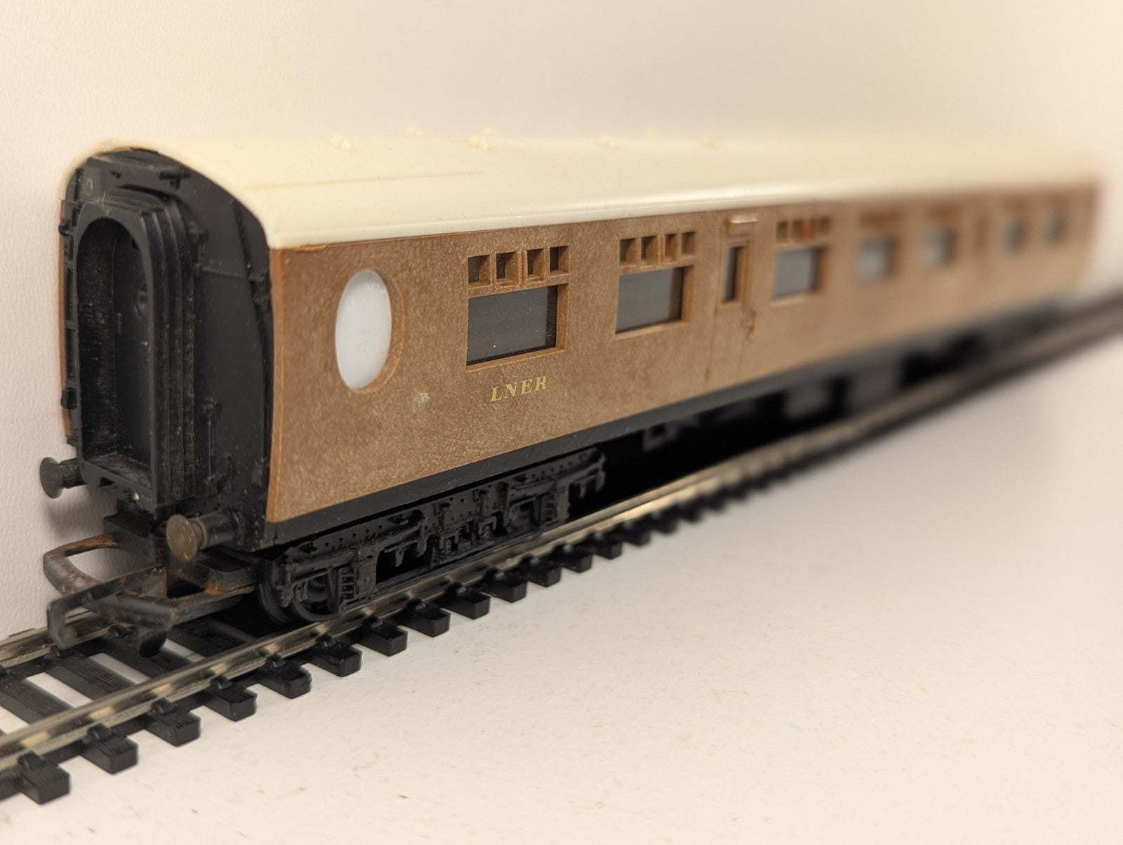 Hornby R745 OO Gauge LNER Teak Full Third Coach