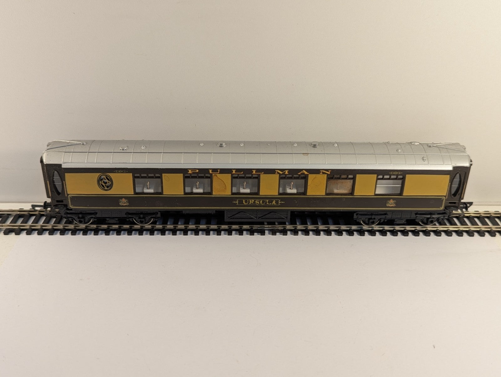 Hornby OO Gauge Pullman Parlour Coach "Ursula"