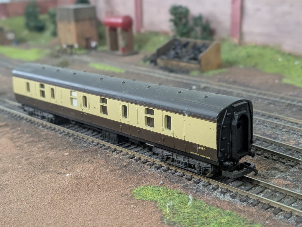 Lima L305345 Mk 1 BG Full Brake in BR chocolate & cream