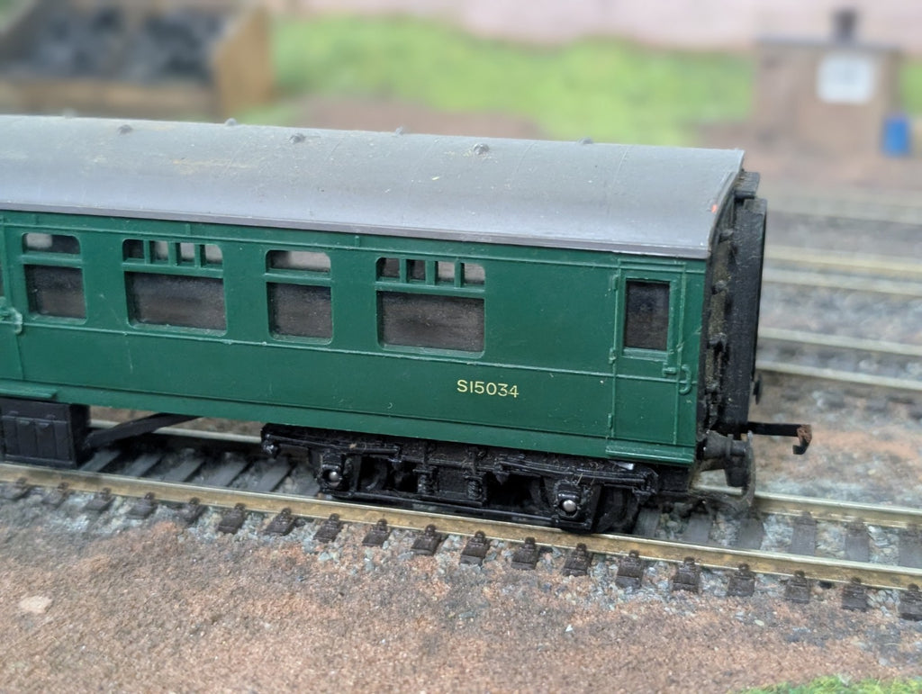 Tri-ang R221 9" Mainline Composite Coach – BR Southern Green S15034