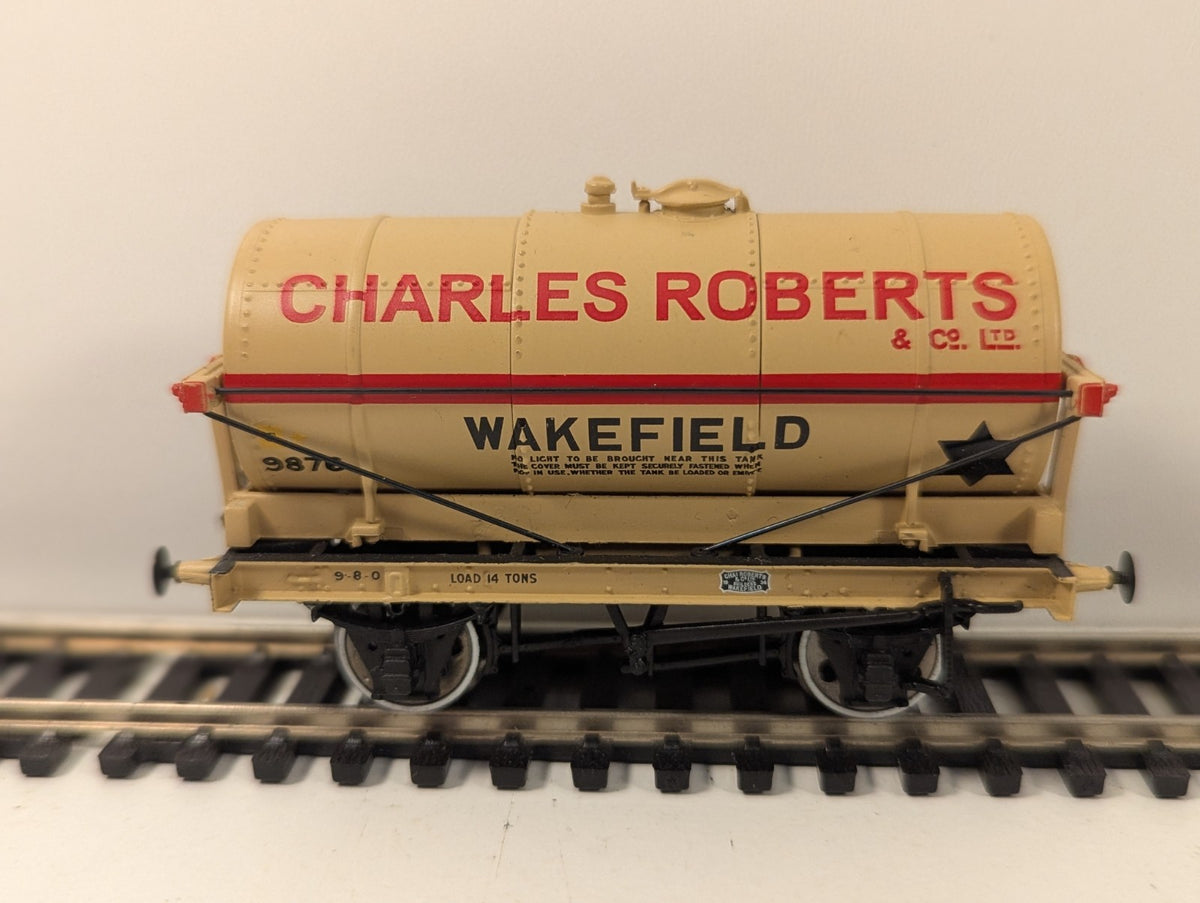 Bachmann 37-650K OO Gauge 14T Tank Wagon Charles Roberts Wakefield