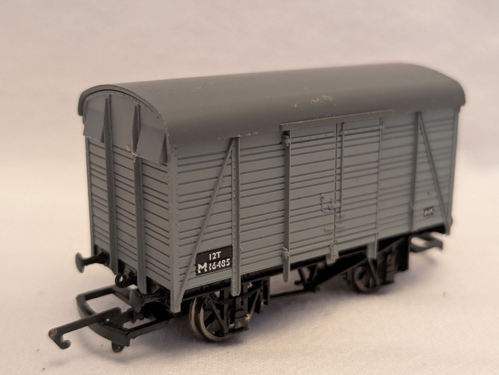 Hornby OO Gauge 12T Ventilated Van Goods Wagon M16485 BR Grey