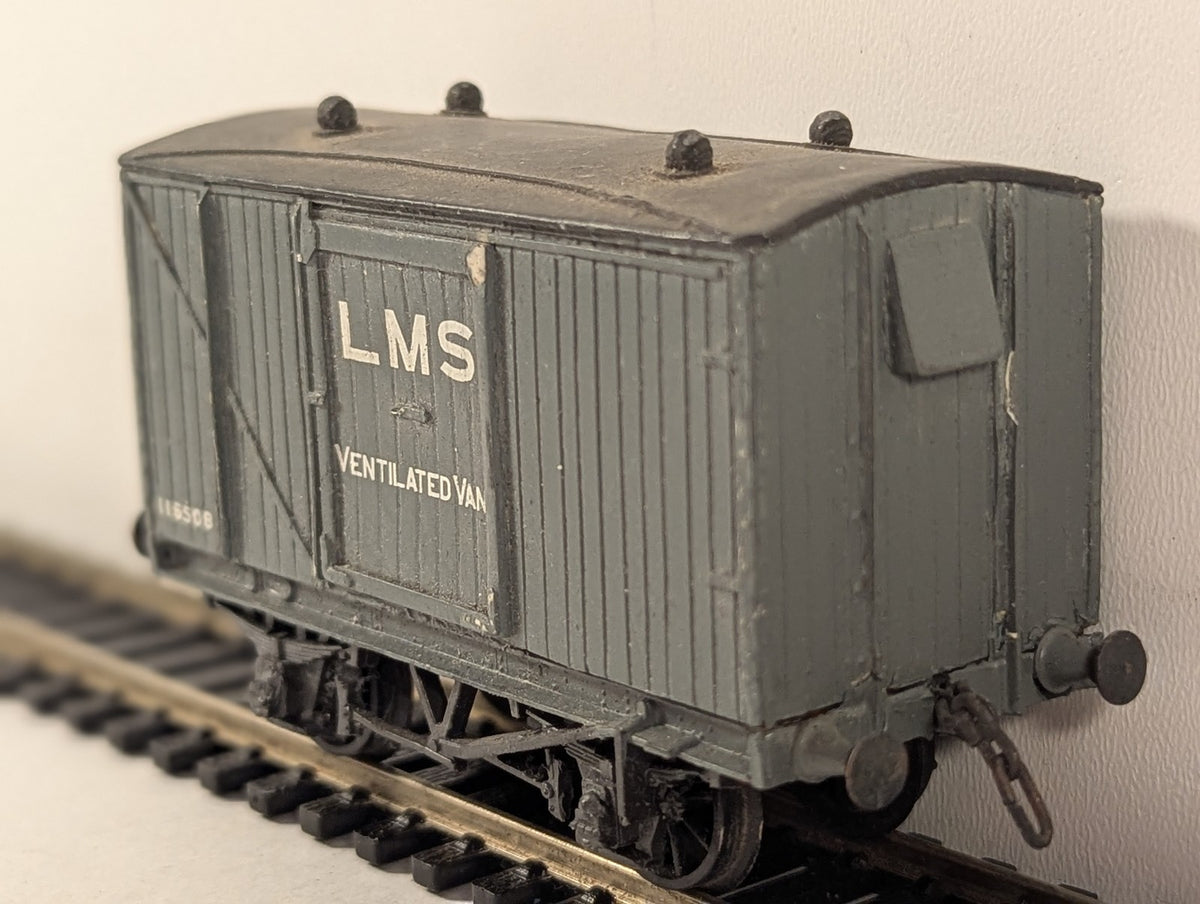 British Trix OO Gauge LMS Ventilated Van Goods Wagon 116508 LMS Grey 5001