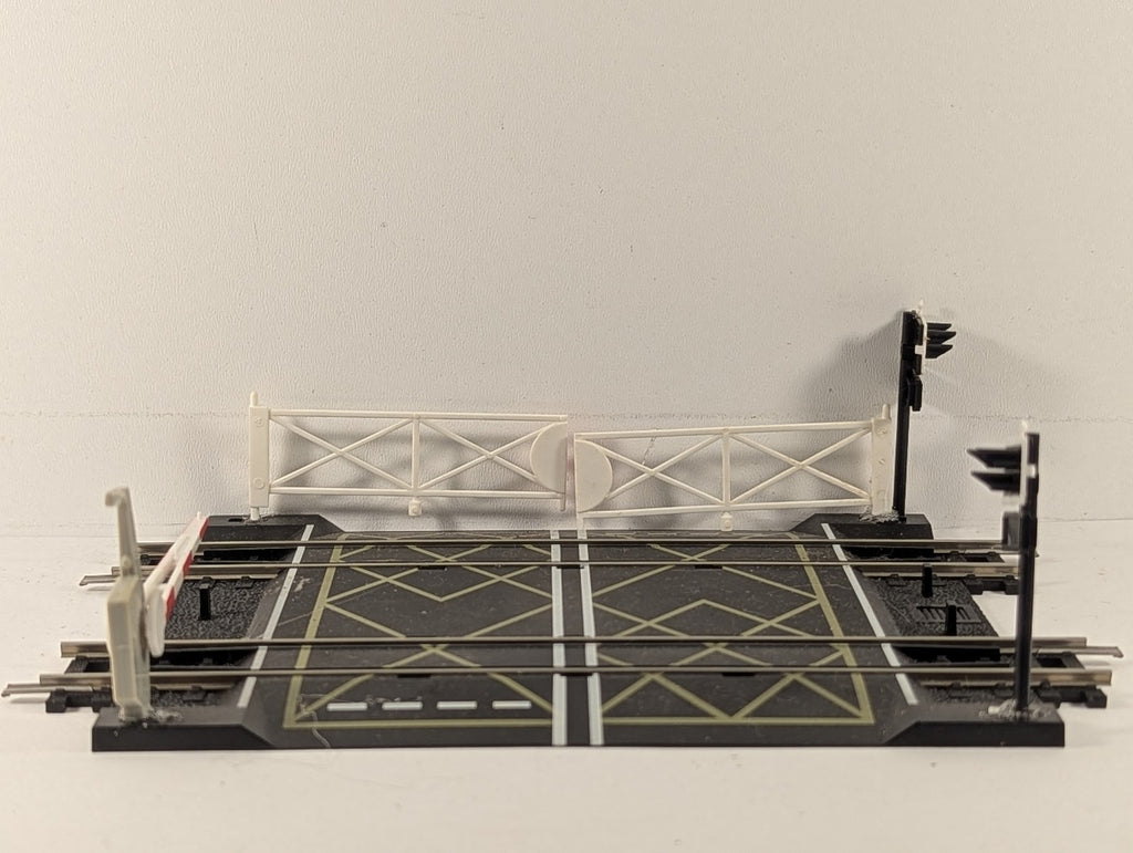 Hornby OO Gauge Double Track Level Crossing R636