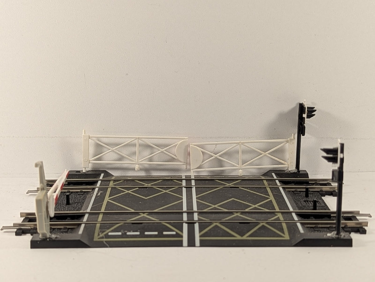 Hornby OO Gauge Double Track Level Crossing R636