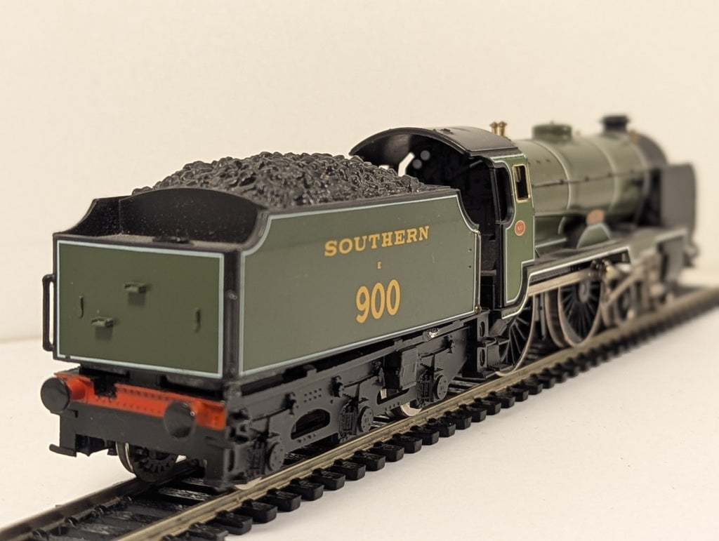 Hornby OO Gauge Schools Class 4-4-0 No. 926 'Repton' with  Wrong Tender