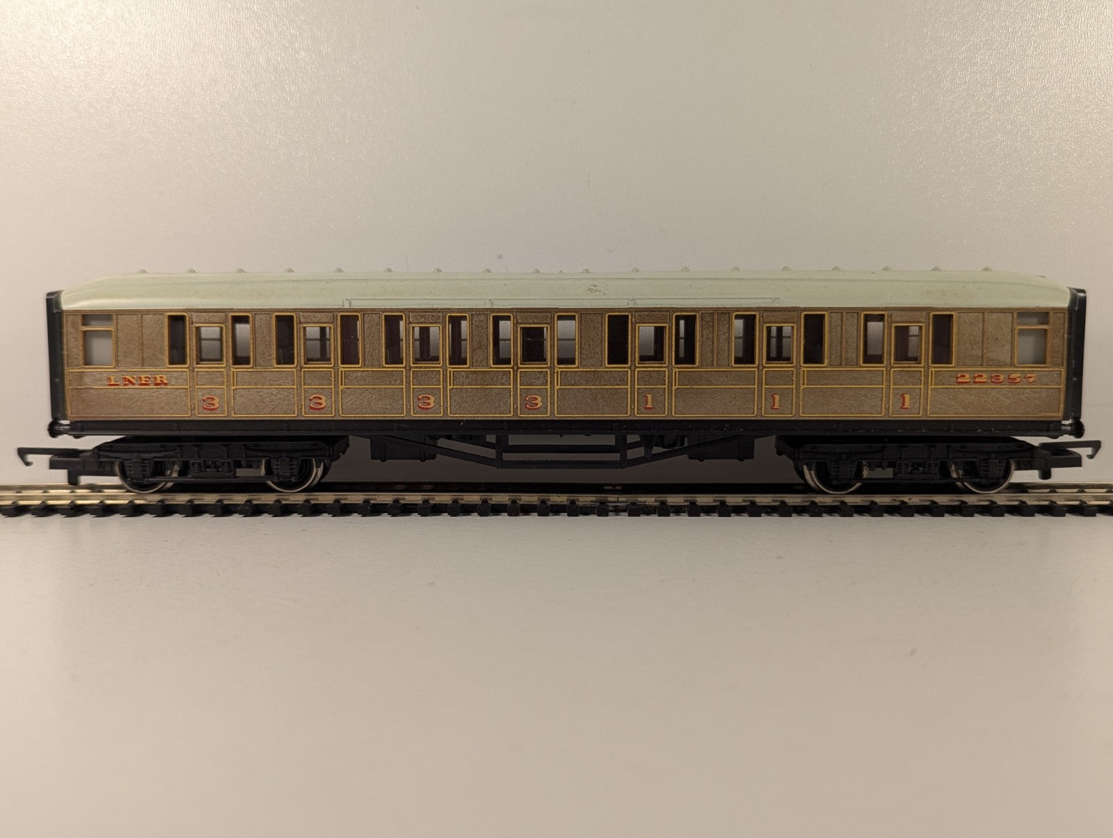 Hornby LNER Composite Coach Passenger Coach 22357 LNER Teak