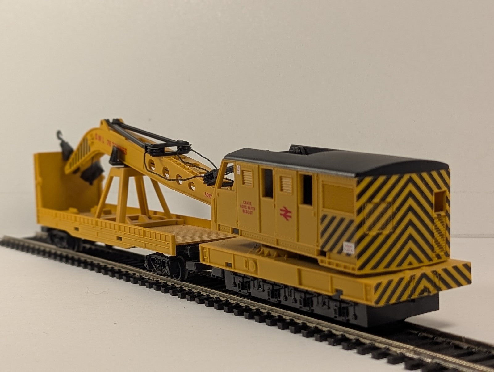 Hornby OO Gauge Breakdown Crane ADRC 96709 BR Yellow R6369