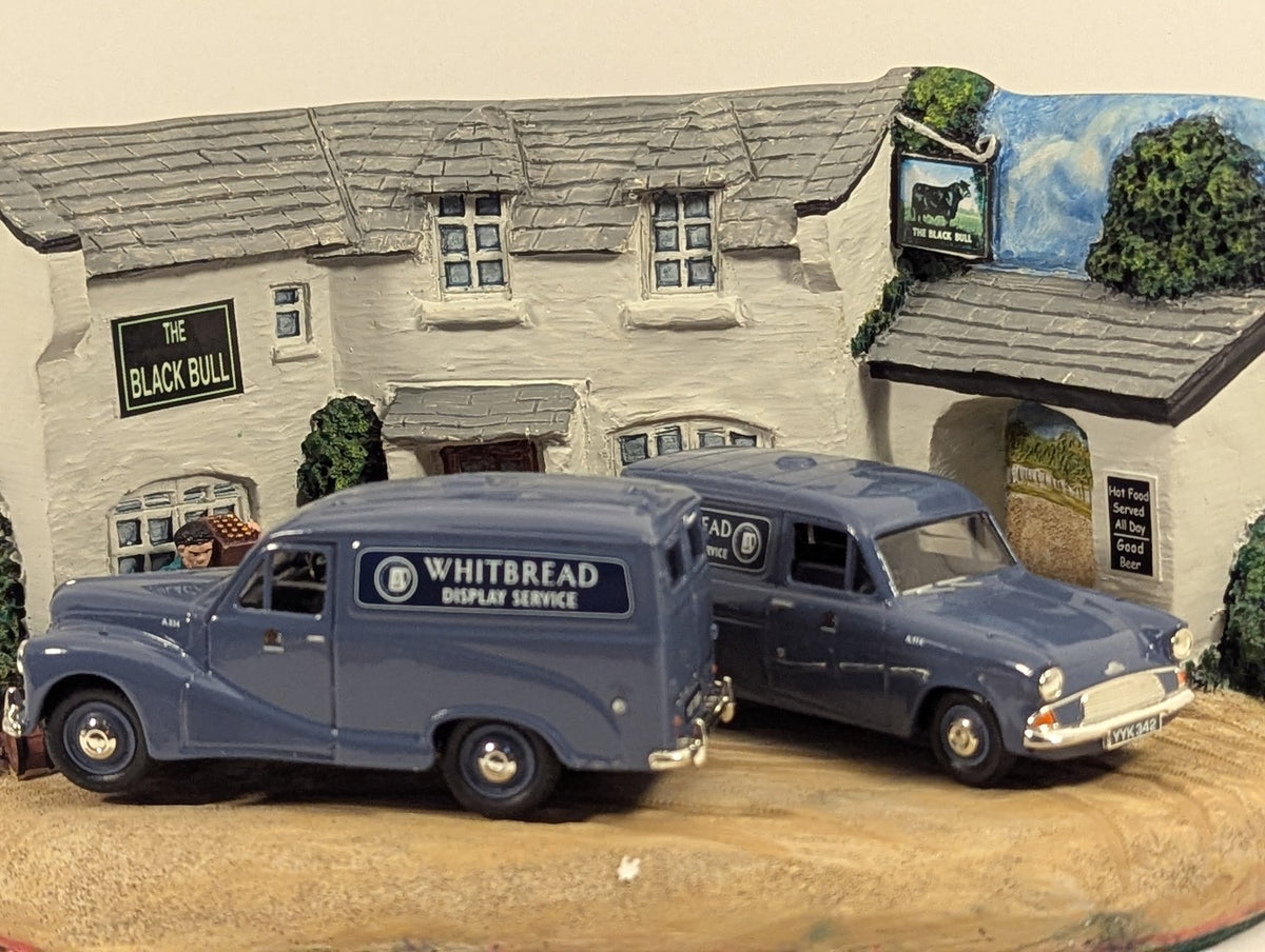 Vanguards 1:43 Austin A40 Van & Ford Anglia Van Whitbread 2 Piece Set & Diorama