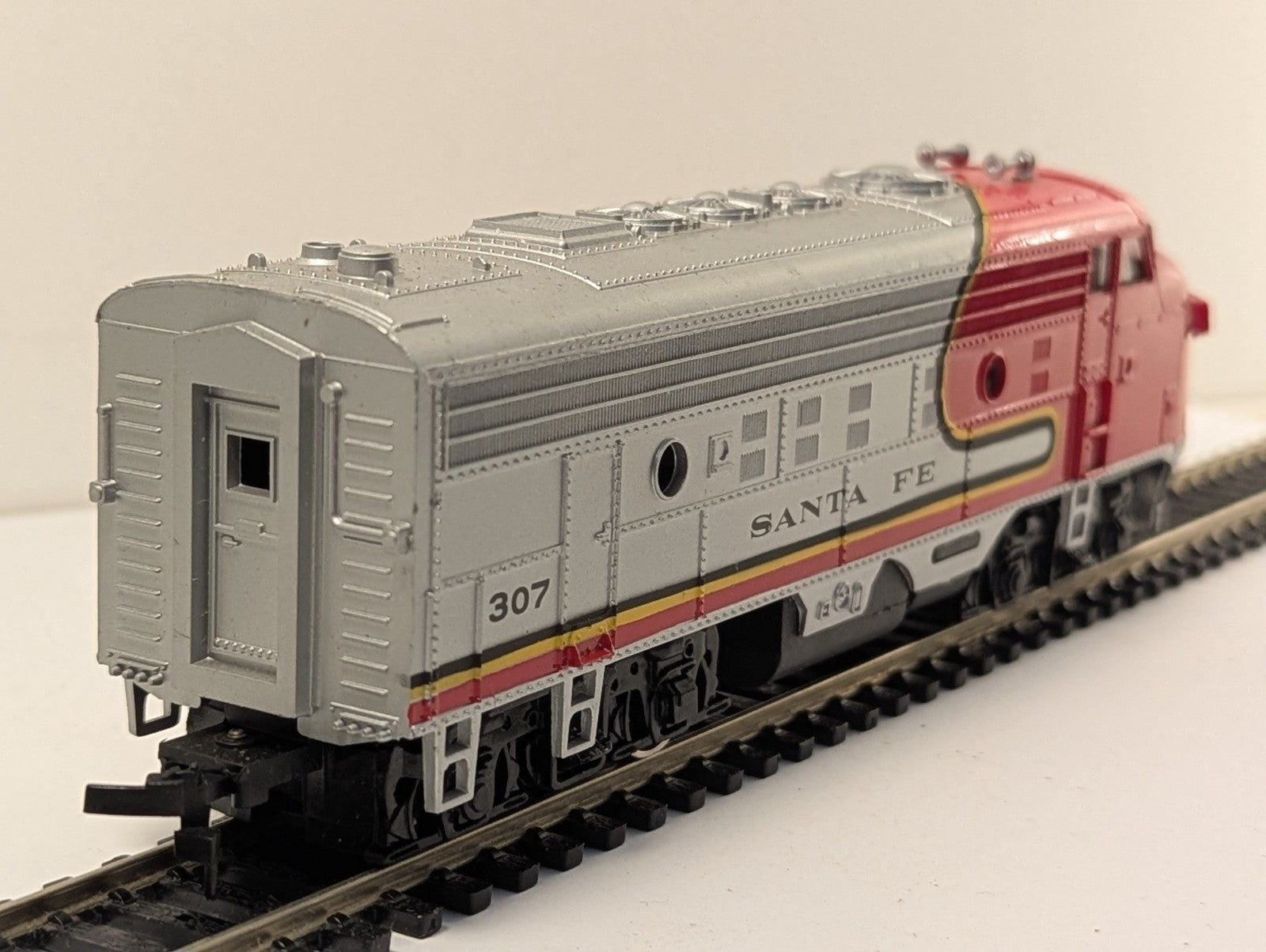 Bachmann HO Gauge EMD F9 A-Unit Santa Fe 307 - Faulty