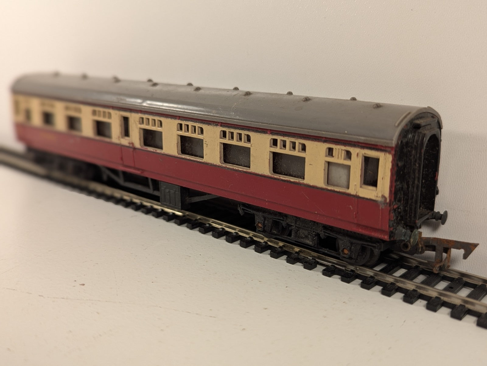 Tri-ang OO Gauge R29 Main Line Composite Coach M24001
