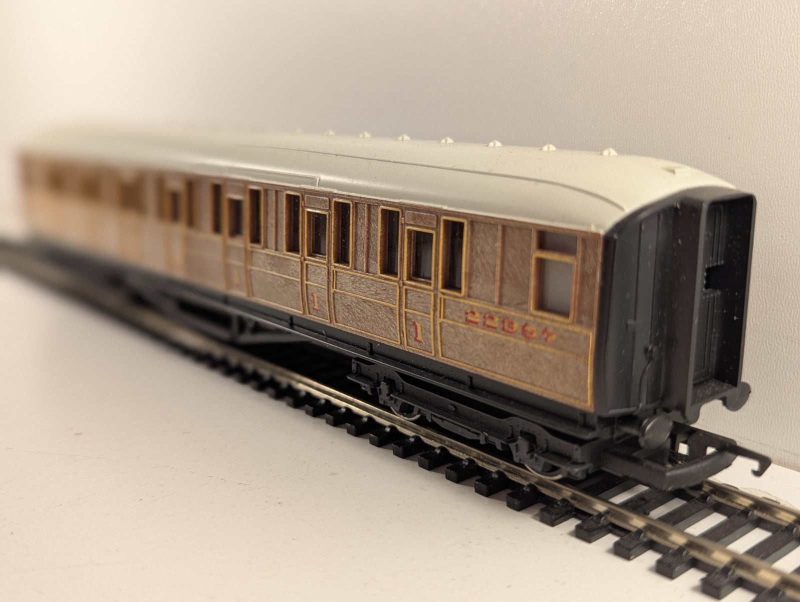 Hornby OO Gauge LNER Composite Coach Passenger Coach 22357 LNER Teak