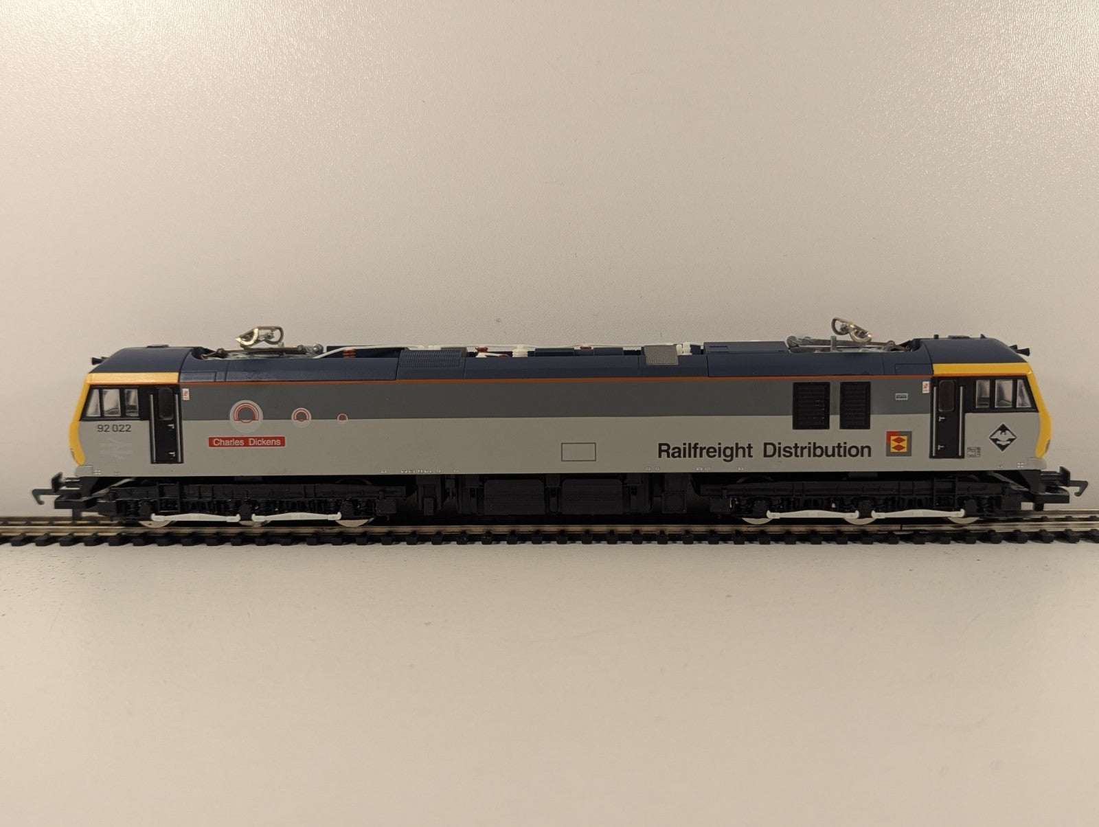Hornby OO Gauge Class 92 022 Charles Dickens Railfreight Distribution