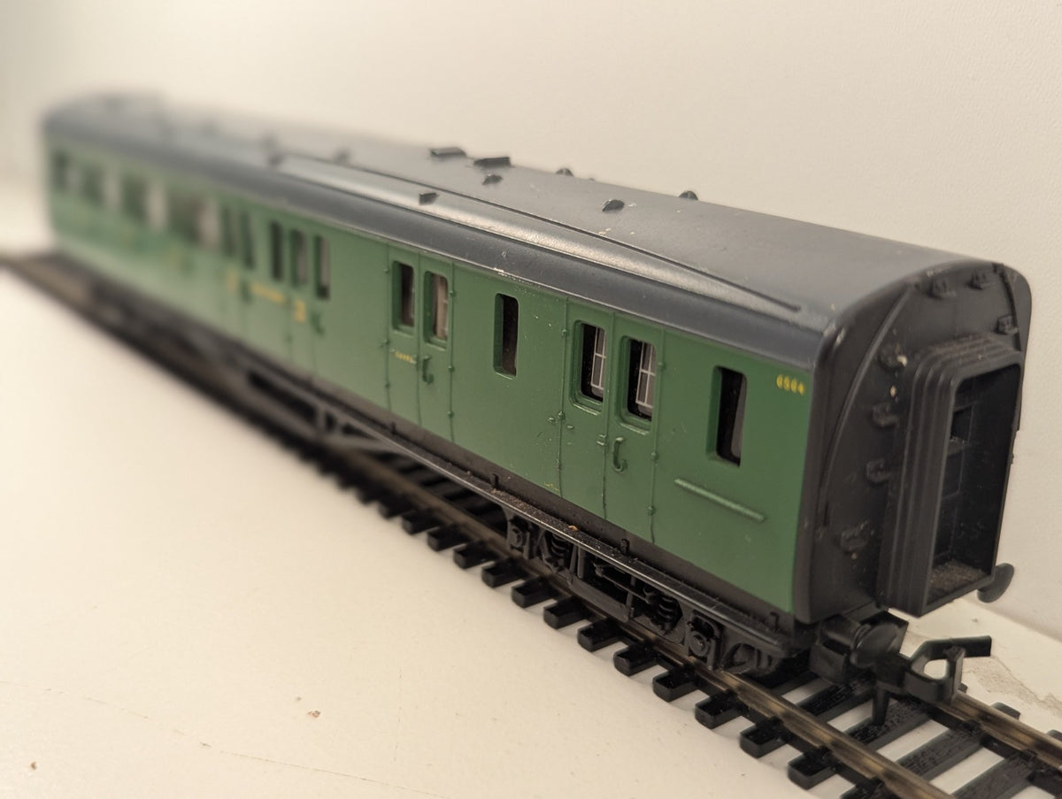 Hornby R4744 OO Gauge SR Maunsell Brake Coach Green – Needs Clean