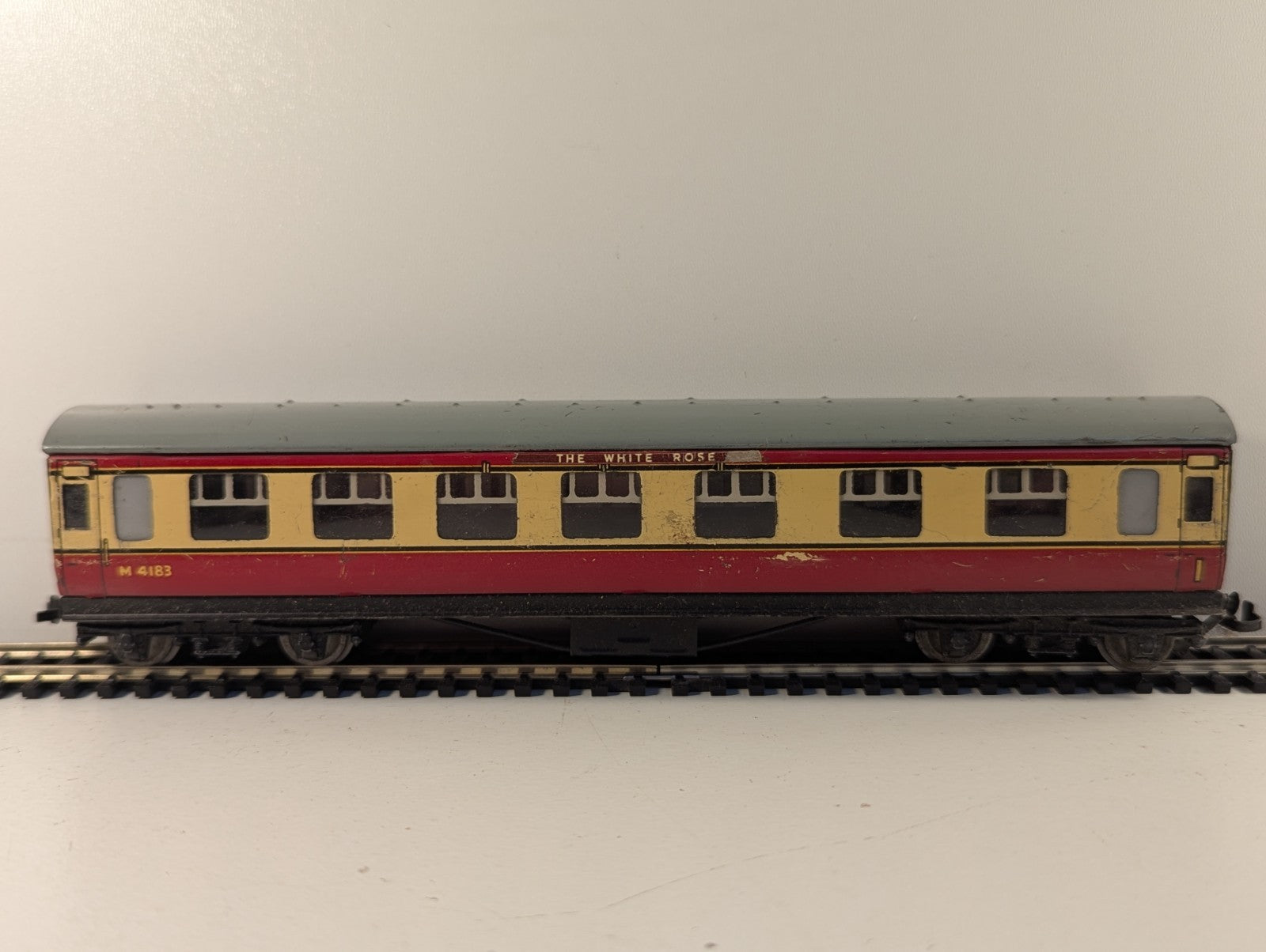 Hornby Dublo OO Gauge D12 First Class Corridor Coach "The White Rose"