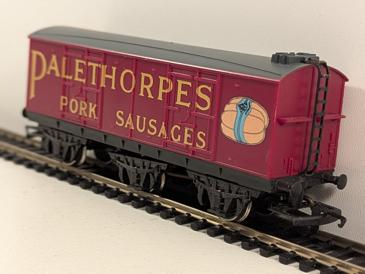 Hornby OO Gauge Palethorpes Pork Sausages 6-Wheel Closed Van