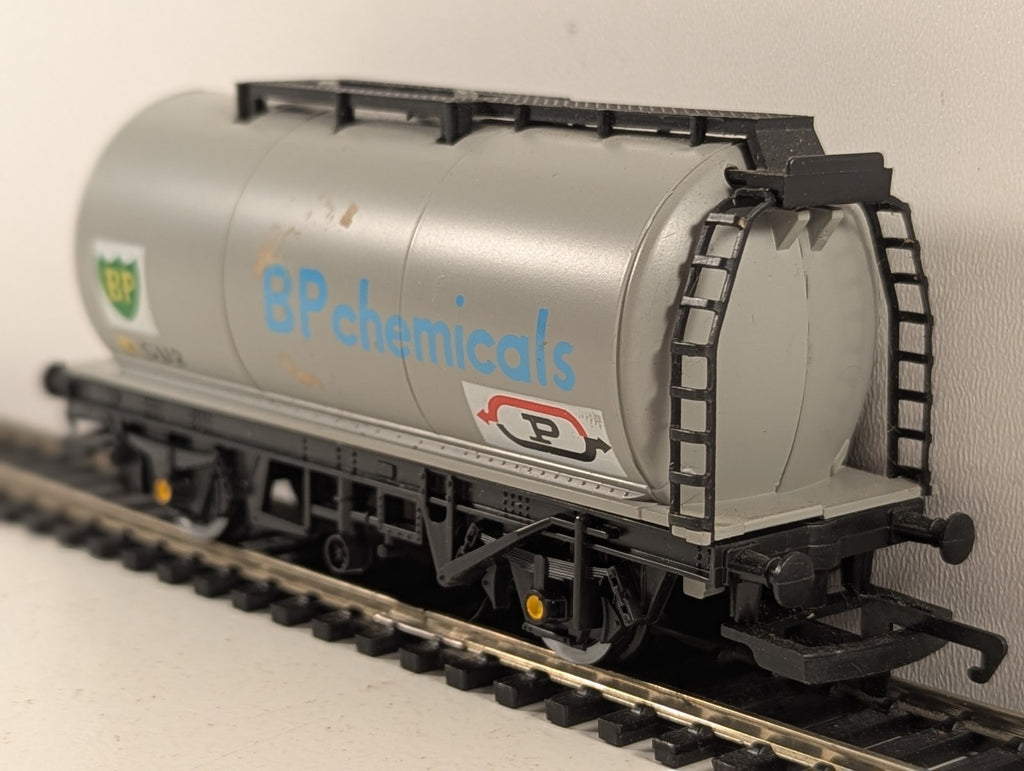 Hornby OO Gauge Procor BP Chemicals Tank Wagon Goods Wagon CU2 BP Chemicals Grey