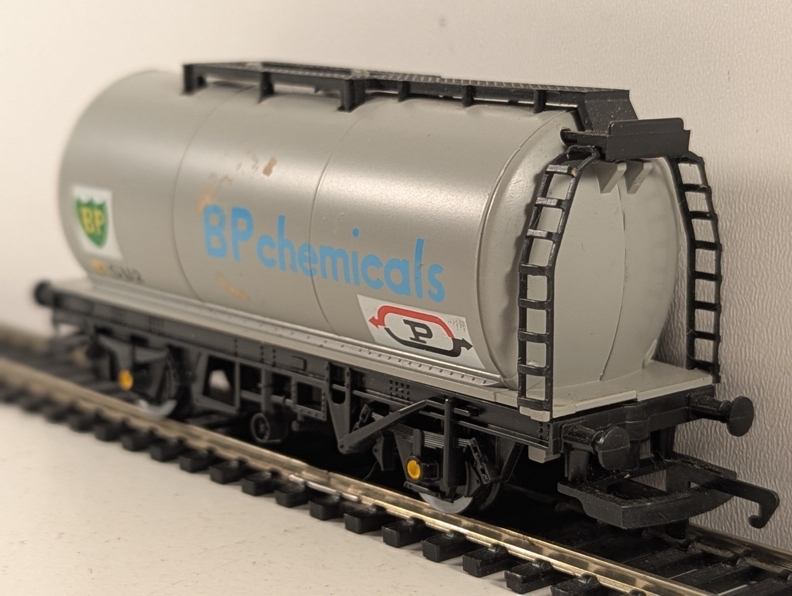 Hornby OO Gauge Procor BP Chemicals Tank Wagon Goods Wagon CU2 BP Chemicals Grey
