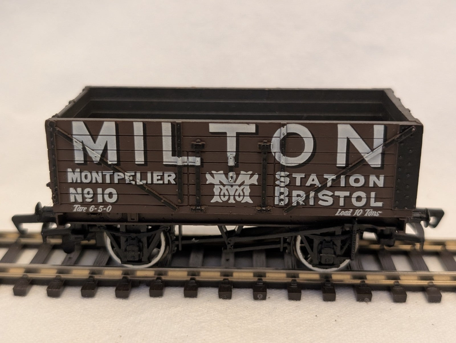 Bachmann OO Gauge 7 Plank Wagon 'Milton' Goods Wagon 10 Milton Brown
