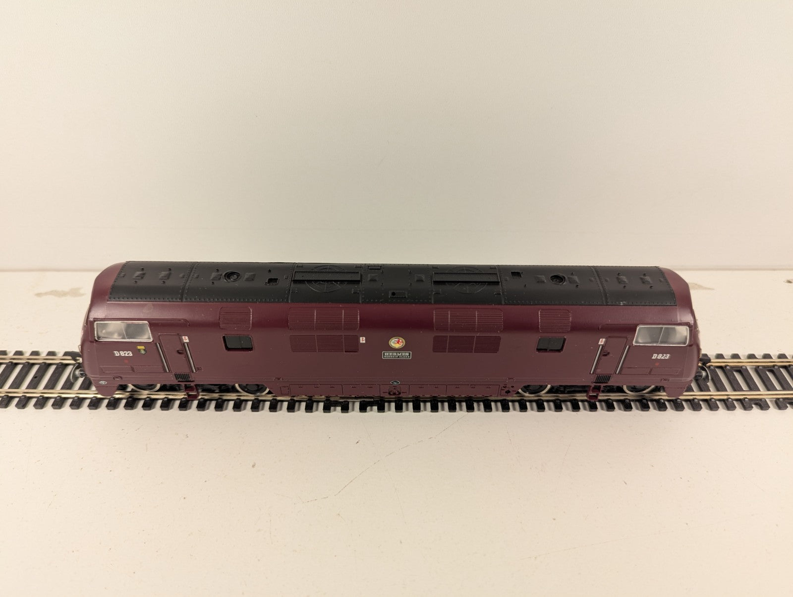 Mainline Railways 37-073 Class 43 “Warship” D823 “Hermes” BR Maroon