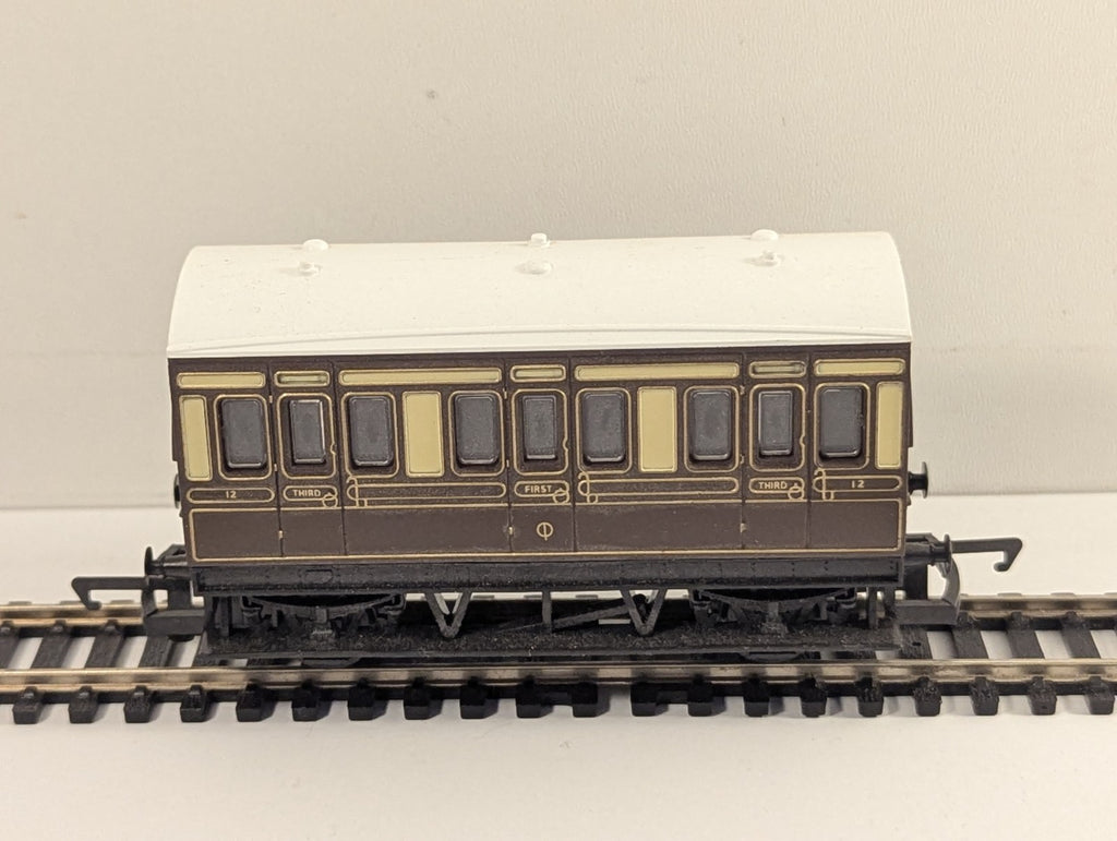 Hornby OO Gauge GWR Chocolate and Cream 4-Wheel Composite Coach