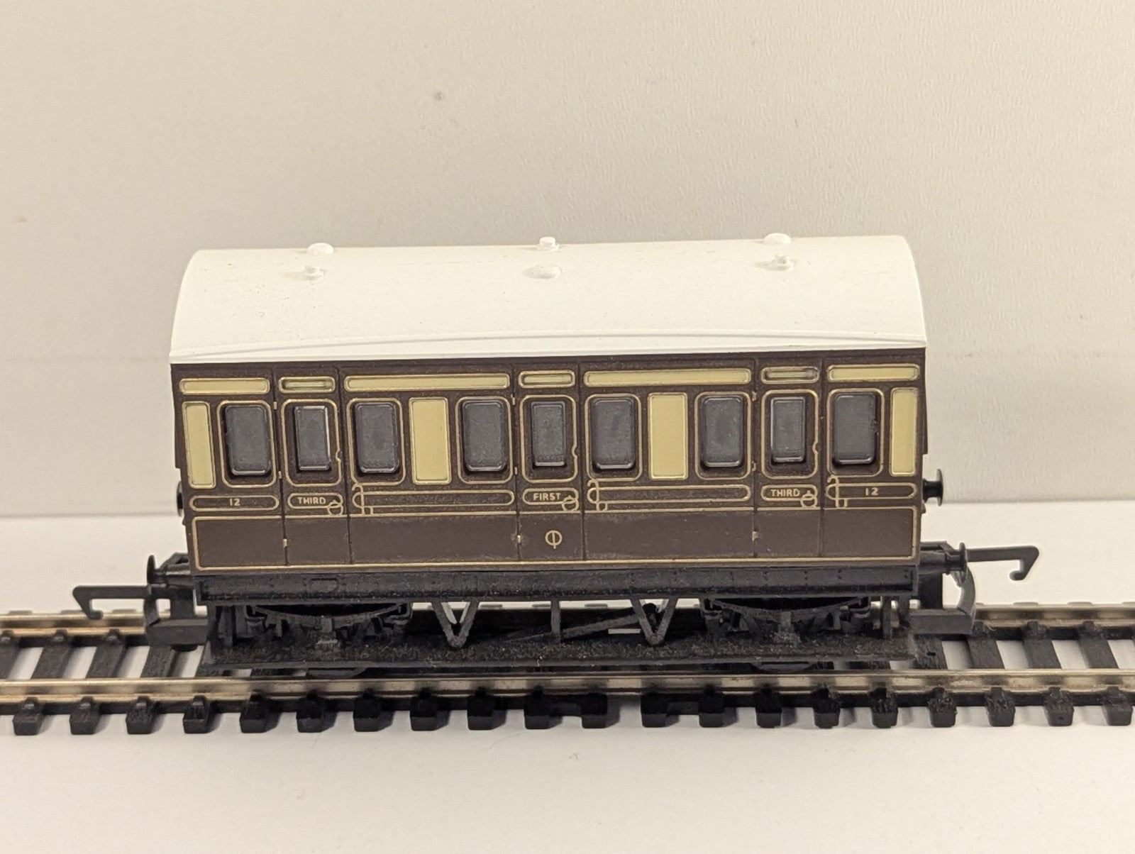 Hornby OO Gauge GWR Chocolate and Cream 4-Wheel Composite Coach