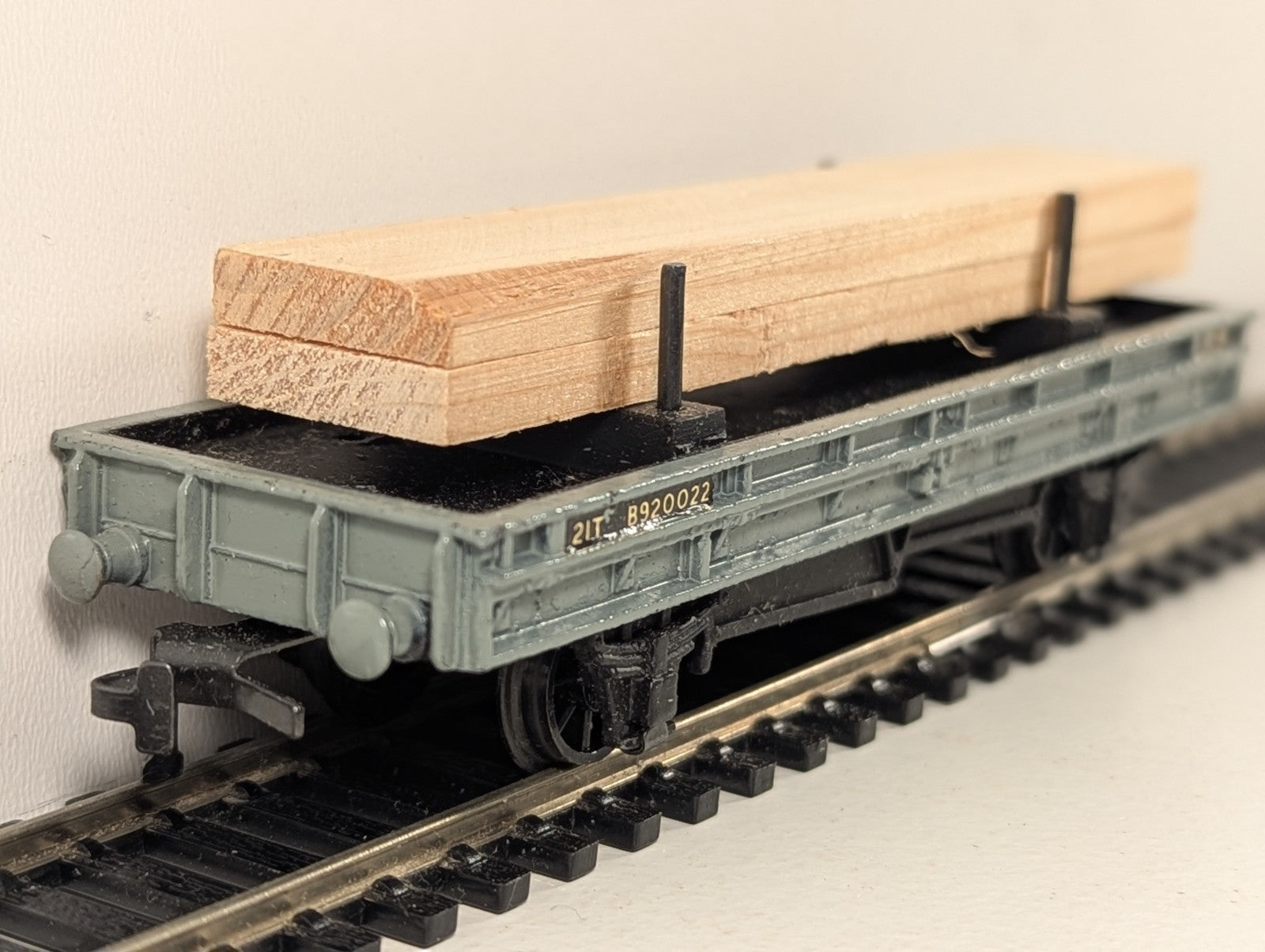 Hornby Dublo 4615 OO Gauge BR Double Bolster Wagon with Timber Load - Wrong Box