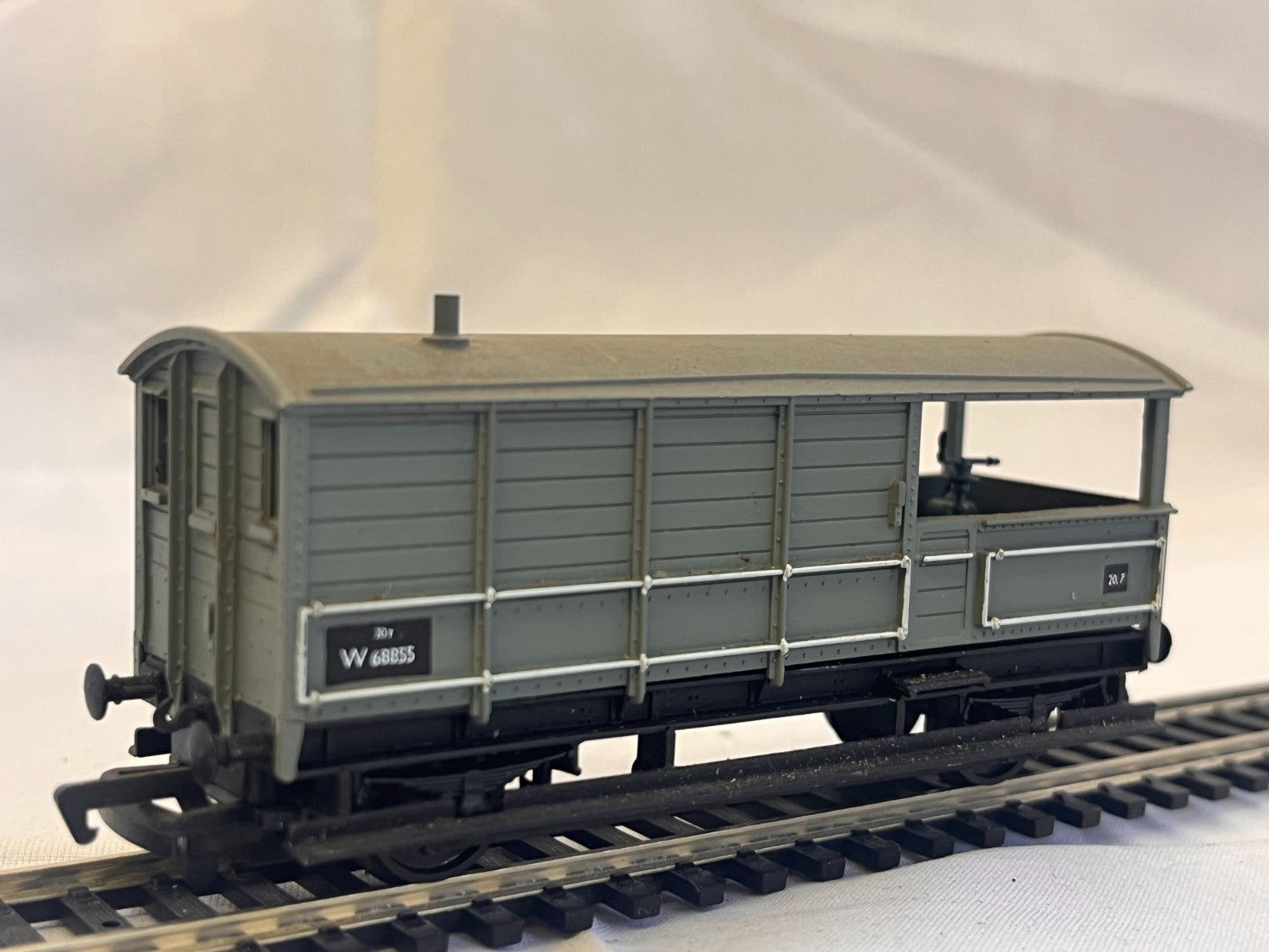 Mainline OO Gauge 20T Toad Brake Van Grey