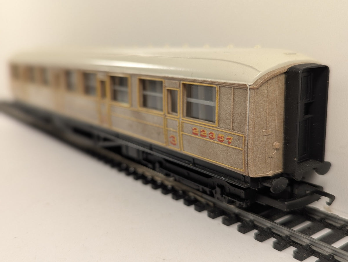 Hornby OO Gauge Gresley Composite Coach Passenger Coach 22357 LNER Teak R435