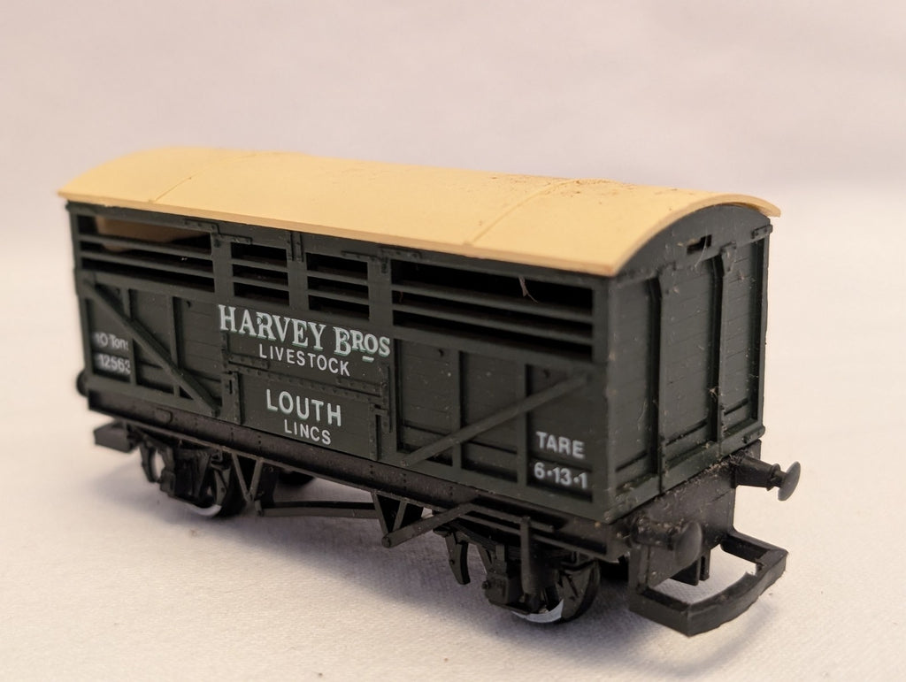 Hornby OO Gauge Harvey Bros 10 Ton Cattle Wagon Goods Wagon 12563