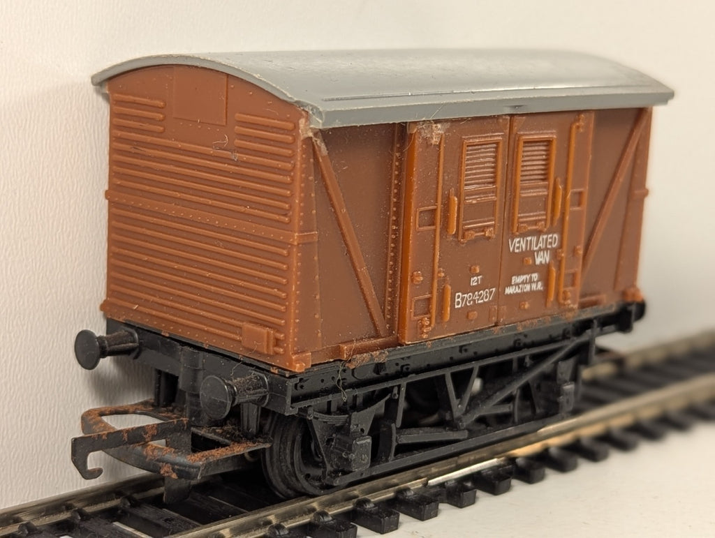 Hornby R011 BR Brown Ventilated Van