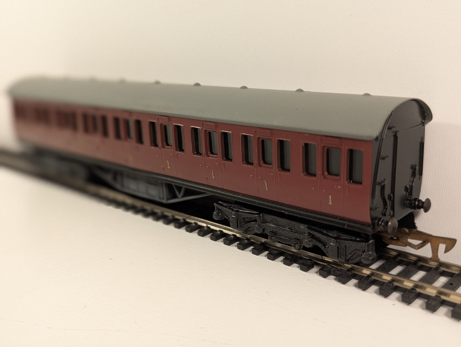 Graham Farish BR Mk1 57ft Suburban Second (S) Coach – BR Crimson