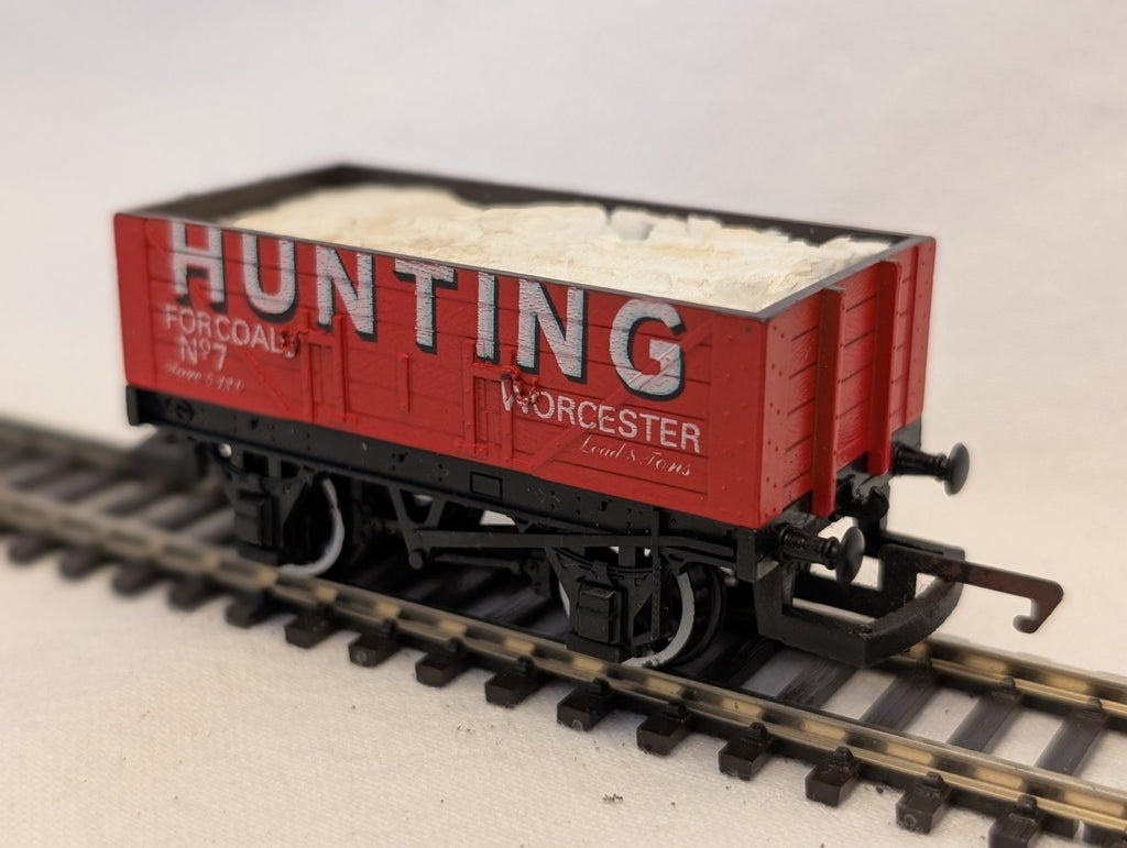 Hornby OO Gauge Private Owner 5-Plank Open Wagon 'Hunting' 7